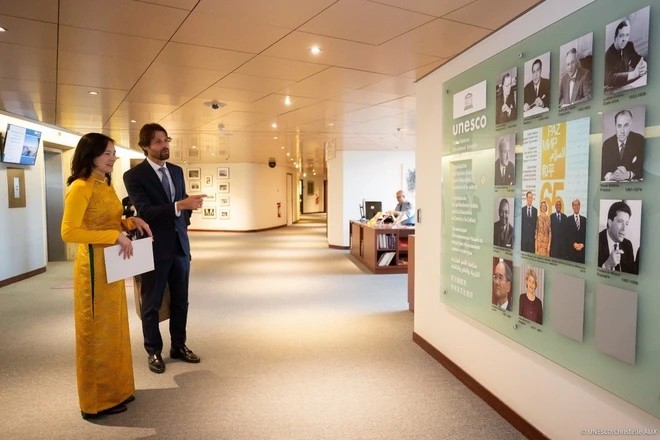 Đại sứ, Đại diện Thường trực Việt Nam bên cạnh UNESCO Nguyễn Thị Vân Anh tham quan khu trưng bày các hình ảnh hoạt động của UNESCO. (Nguồn: TTXVN)