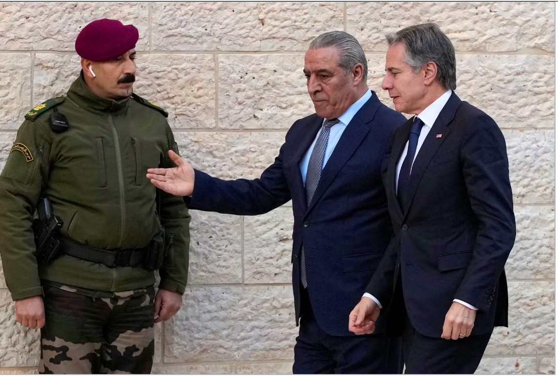 Tổng thư ký PLO Hussein al-Sheikh chào đón Ngoại trưởng Hoa Kỳ Antony Blinken trước cuộc gặp với Tổng thống Palestine Mahmoud Abbas tại thị trấn Ramallah ở Bờ Tây, Thứ Tư, ngày 7 tháng 2 năm 2024. Mark Schiefelbein/Pool via REUTERS Tổng thư ký PLO Hussein al-Sheikh chào đón Ngoại trưởng Hoa Kỳ Antony Blinken trước cuộc gặp với Tổng thống Palestine Mahmoud Abbas tại thị trấn Ramallah ở Bờ Tây, Thứ Tư, ngày 7 tháng 2 năm 2024. Mark Schiefelbein/Pool via REUTERS