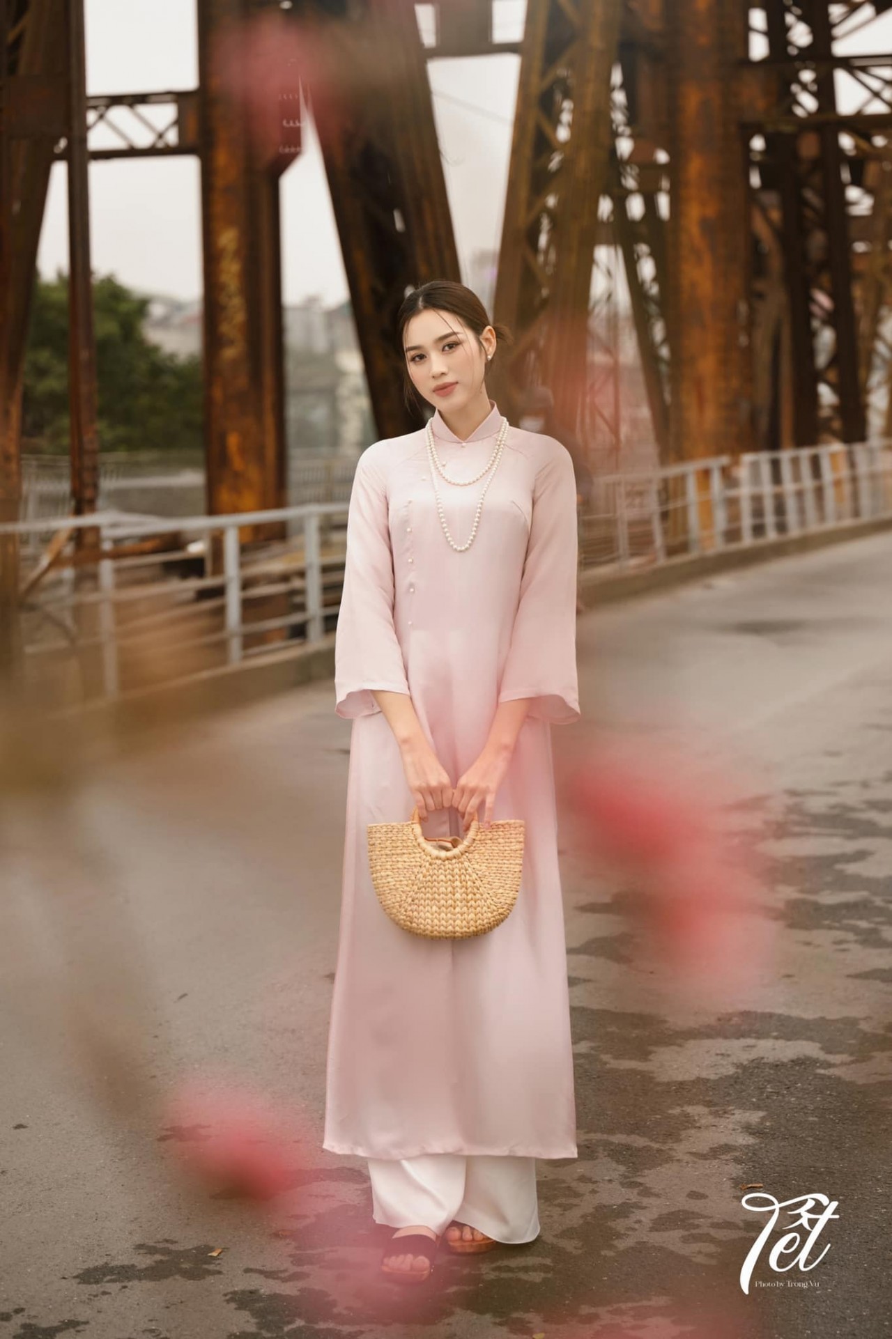 Hoa hậu Đỗ Thị Hà hóa nàng Xuân trong tà áo dài