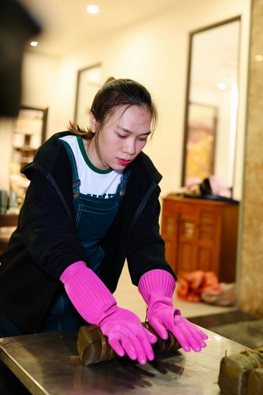 Sao Việt gói bánh chưng...