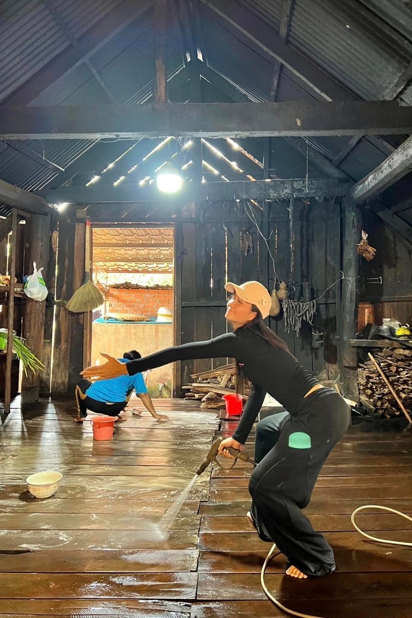 Sao Việt gói bánh chưng...