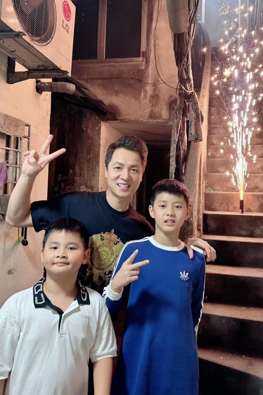 Sao Việt gói bánh chưng...