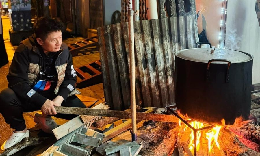 Sao Việt gói bánh chưng...