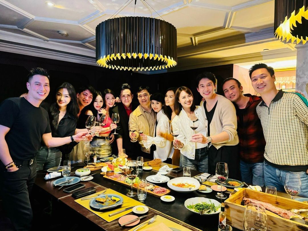 Sao Việt gói bánh chưng...