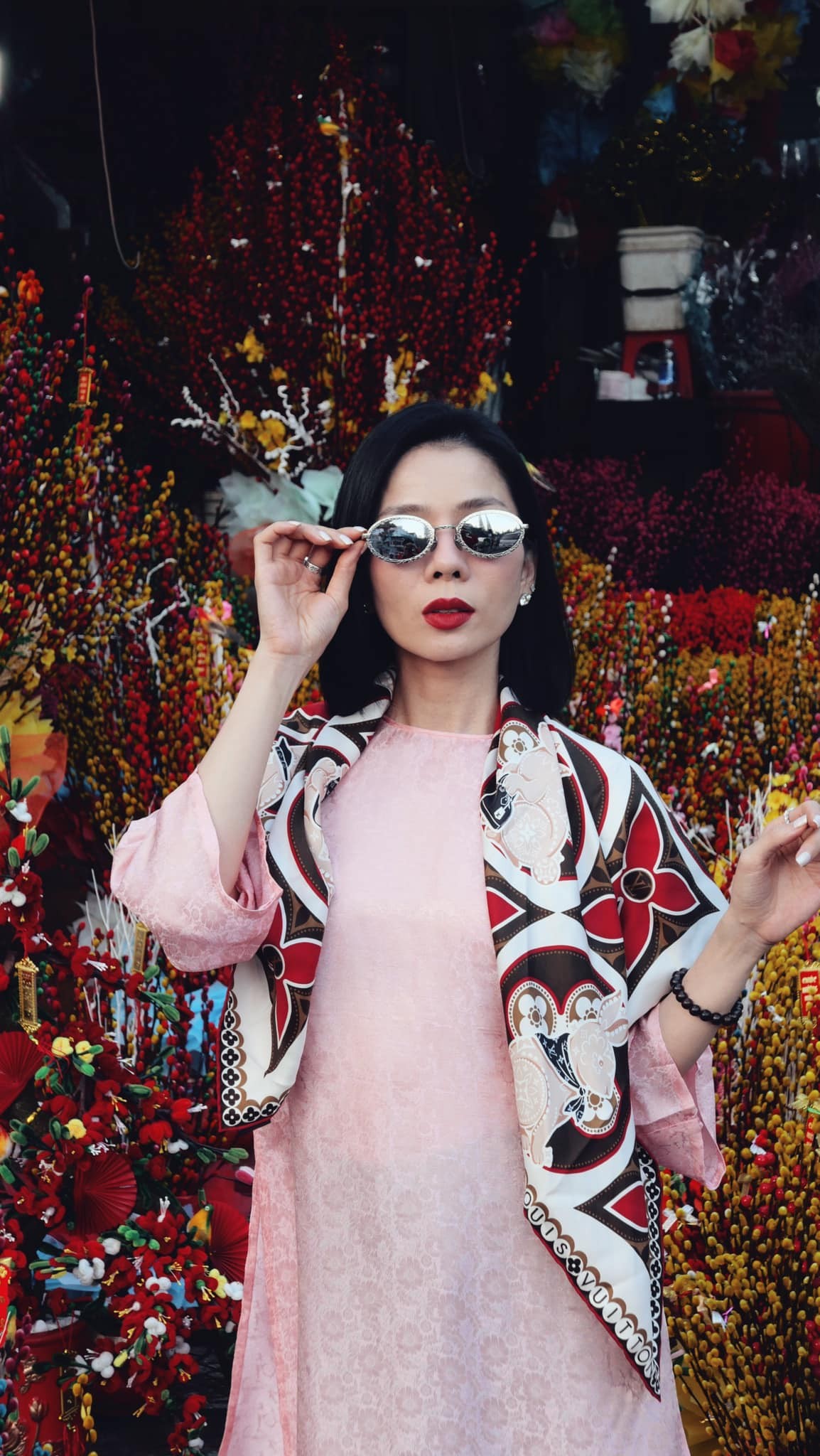 Sao Việt gói bánh chưng...