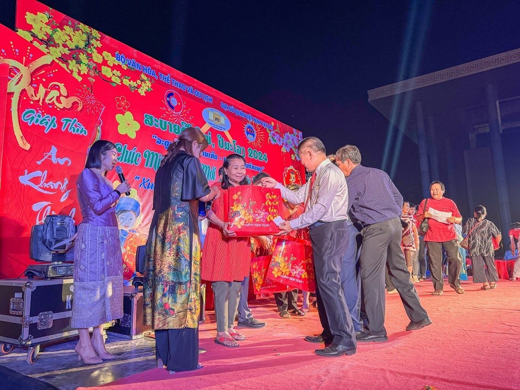 Ấm áp chương trình ‘Xuân quê hương - San sẻ yêu thương’ tại Lào