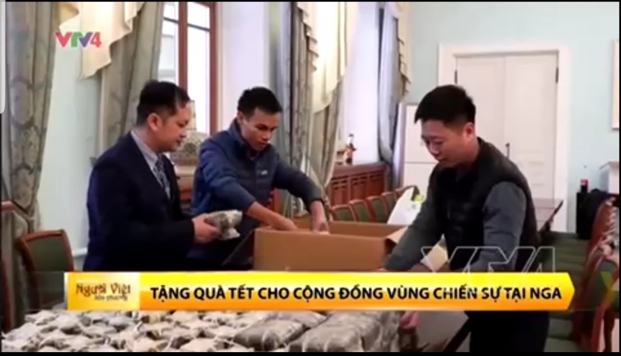 Đại sứ quán Việt Nam tại LB Nga tặng quà Tết cho cộng đồng vùng xung đột Đại sứ quán Việt Nam tại LB Nga tặng quà Tết cho cộng đồng vùng xung đột