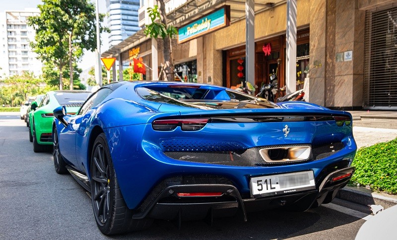 Cận cảnh siêu xe Ferrari 296 GTS vừa về Việt Nam, giá hơn 31 tỷ đồng Cận cảnh siêu xe Ferrari 296 GTS vừa về Việt Nam, giá hơn 31 tỷ đồng