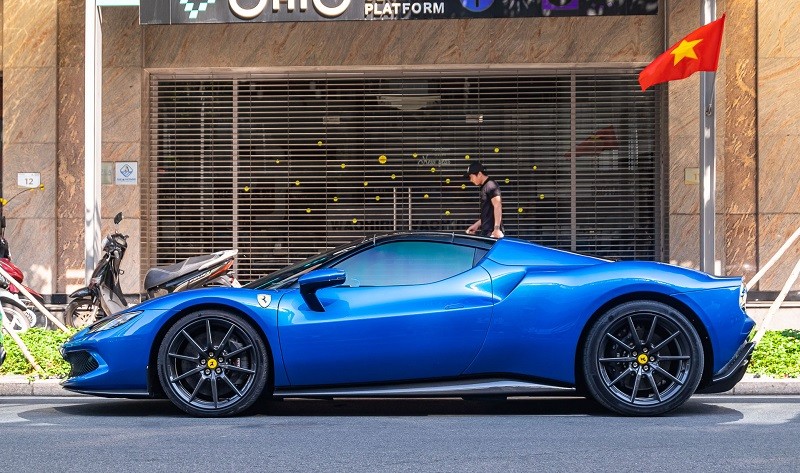 Cận cảnh siêu xe Ferrari 296 GTS vừa về Việt Nam, giá hơn 31 tỷ đồng Cận cảnh siêu xe Ferrari 296 GTS vừa về Việt Nam, giá hơn 31 tỷ đồng