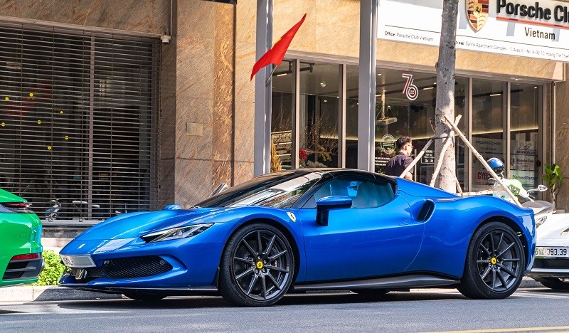 Cận cảnh siêu xe Ferrari 296 GTS vừa về Việt Nam, giá hơn 31 tỷ đồng Cận cảnh siêu xe Ferrari 296 GTS vừa về Việt Nam, giá hơn 31 tỷ đồng