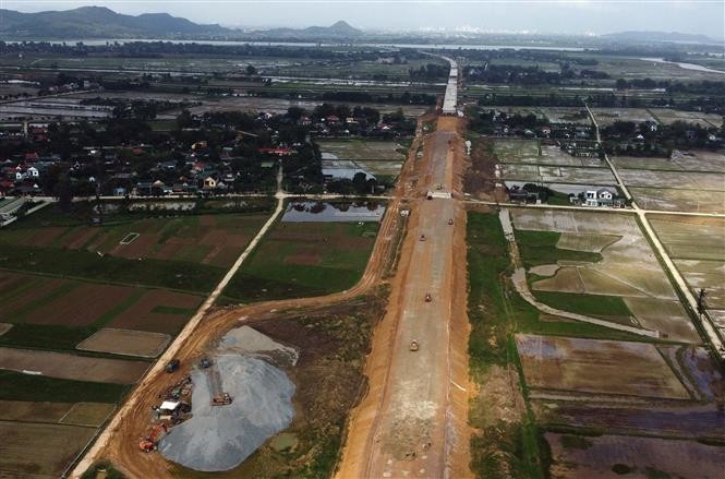 Thi công xuyên Tết trên công trường cao tốc Bắc - Nam đoạn qua tỉnh Hà Tĩnh. Ảnh: Huy Hùng – TTXVN Thi công xuyên Tết trên công trường cao tốc Bắc - Nam đoạn qua tỉnh Hà Tĩnh. Ảnh: Huy Hùng – TTXVN