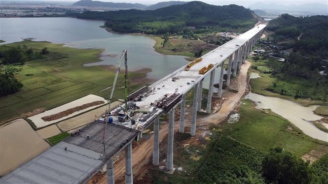 Thi công xuyên Tết trên công trường cao tốc Bắc - Nam đoạn qua tỉnh Hà Tĩnh. Ảnh: Huy Hùng – TTXVN Thi công xuyên Tết trên công trường cao tốc Bắc - Nam đoạn qua tỉnh Hà Tĩnh. Ảnh: Huy Hùng – TTXVN