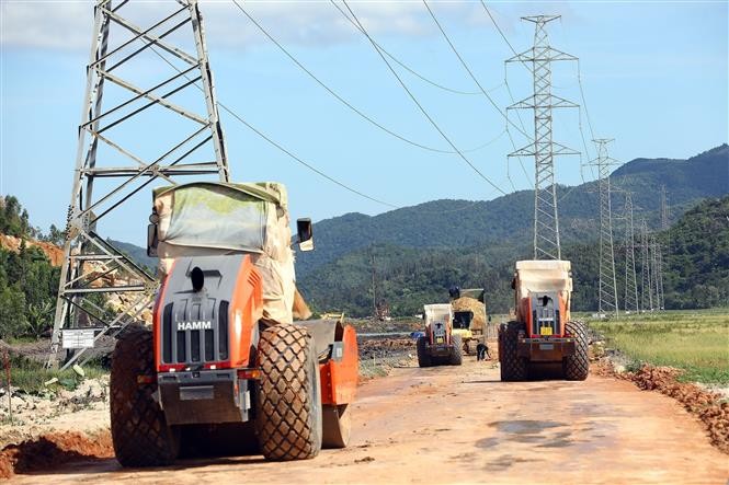 Thi công trên cao tốc Bắc-Nam đoạn Quy Nhơn - Chí Thạnh (Bình Định). Ảnh: Huy Hùng – TTXVN Thi công trên cao tốc Bắc-Nam đoạn Quy Nhơn - Chí Thạnh (Bình Định). Ảnh: Huy Hùng – TTXVN