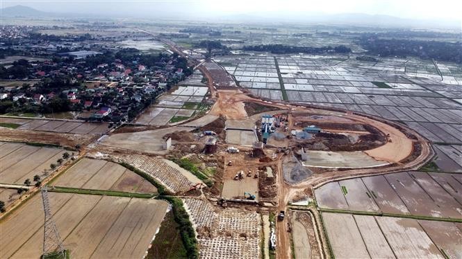 Thi công tại nút giao cao tốc Bắc-Nam đoạn Diễn Châu - Bãi Vọt và Bãi Vọt - Hàm Nghi (Hà Tĩnh). Ảnh: Huy Hùng – TTXVN Thi công tại nút giao cao tốc Bắc-Nam đoạn Diễn Châu - Bãi Vọt và Bãi Vọt - Hàm Nghi (Hà Tĩnh). Ảnh: Huy Hùng – TTXVN