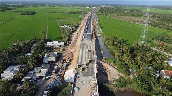 Thi công xuyên Tết trên công trường dự án cao tốc Bắc-Nam đoạn Cần Thơ - Hậu Giang. Ảnh: Huy Hùng – TTXVN Thi công xuyên Tết trên công trường dự án cao tốc Bắc-Nam đoạn Cần Thơ - Hậu Giang. Ảnh: Huy Hùng – TTXVN