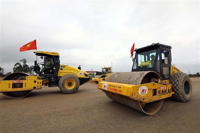 Nhiều nhà thầu duy trì thi công ở tất cả các dự án thành phần cao tốc Bắc - Nam phía Đông (Diễn Châu - Bãi Vọt, Bùng - Vạn Ninh…). Ảnh: Huy Hùng – TTXVN Nhiều nhà thầu duy trì thi công ở tất cả các dự án thành phần cao tốc Bắc - Nam phía Đông (Diễn Châu - Bãi Vọt, Bùng - Vạn Ninh…). Ảnh: Huy Hùng – TTXVN