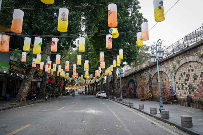 Con đường bích họa Phùng Hưng vắng vẻ. (Ảnh: Minh Hiếu/Vietnam+) Con đường bích họa Phùng Hưng vắng vẻ. (Ảnh: Minh Hiếu/Vietnam+)