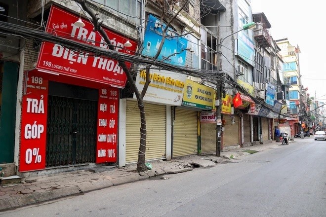 Các hàng quán trong ngày hôm nay hầu hết đã đóng cửa. (Ảnh: Minh Hiếu/Vietnam+) Các hàng quán trong ngày hôm nay hầu hết đã đóng cửa. (Ảnh: Minh Hiếu/Vietnam+)