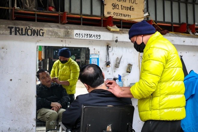 Có người bận rộn, đến tận ngày cuối cùng của năm mới đi cắt tóc. (Ảnh: Minh Hiếu/Vietnam+) Có người bận rộn, đến tận ngày cuối cùng của năm mới đi cắt tóc. (Ảnh: Minh Hiếu/Vietnam+)