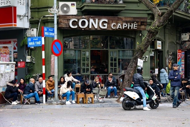 Khi đã tránh xa xô bồ của công việc, nhiều người tranh thủ nghỉ ngơi, uống càphê trong ngày 30 Tết. (Ảnh: Minh Hiếu/Vietnam+) Khi đã tránh xa xô bồ của công việc, nhiều người tranh thủ nghỉ ngơi, uống càphê trong ngày 30 Tết. (Ảnh: Minh Hiếu/Vietnam+)