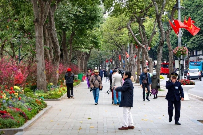 Xung quanh Hồ Hoàn Kiếm, nhiều người dân đến để tận hưởng cái lạnh cũng như không khí yên bình ngày 30 Tết. (Ảnh: Minh Hiếu/Vietnam+) Xung quanh Hồ Hoàn Kiếm, nhiều người dân đến để tận hưởng cái lạnh cũng như không khí yên bình ngày 30 Tết. (Ảnh: Minh Hiếu/Vietnam+)