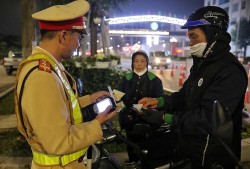 Vi phạm nồng độ cồn đối với người điều khiển ô tô, xe máy, xe đạp bị xử lý thế nào?