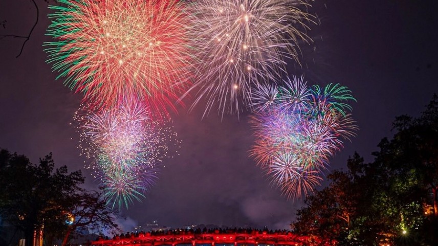 Tết Giáp Thìn 2024: Ngắm pháo hoa rực sáng đêm Giao Thừa trên cả nước