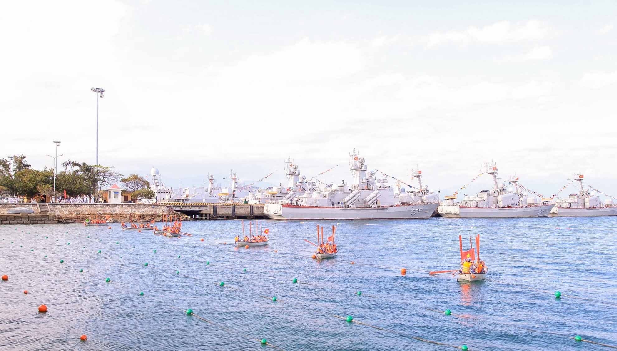 Các chiến sĩ hải quân chào cờ đầu năm, đua xuồng, nhảy bao bố… đón Xuân Giáp Thìn