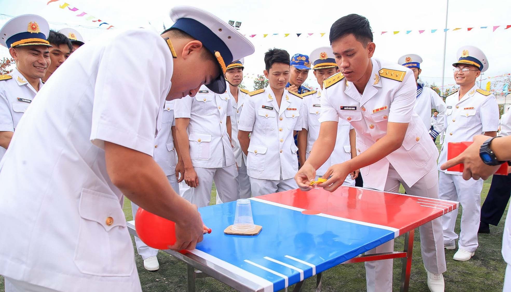 Các chiến sĩ hải quân chào cờ đầu năm, đua xuồng, nhảy bao bố… đón Xuân Giáp Thìn
