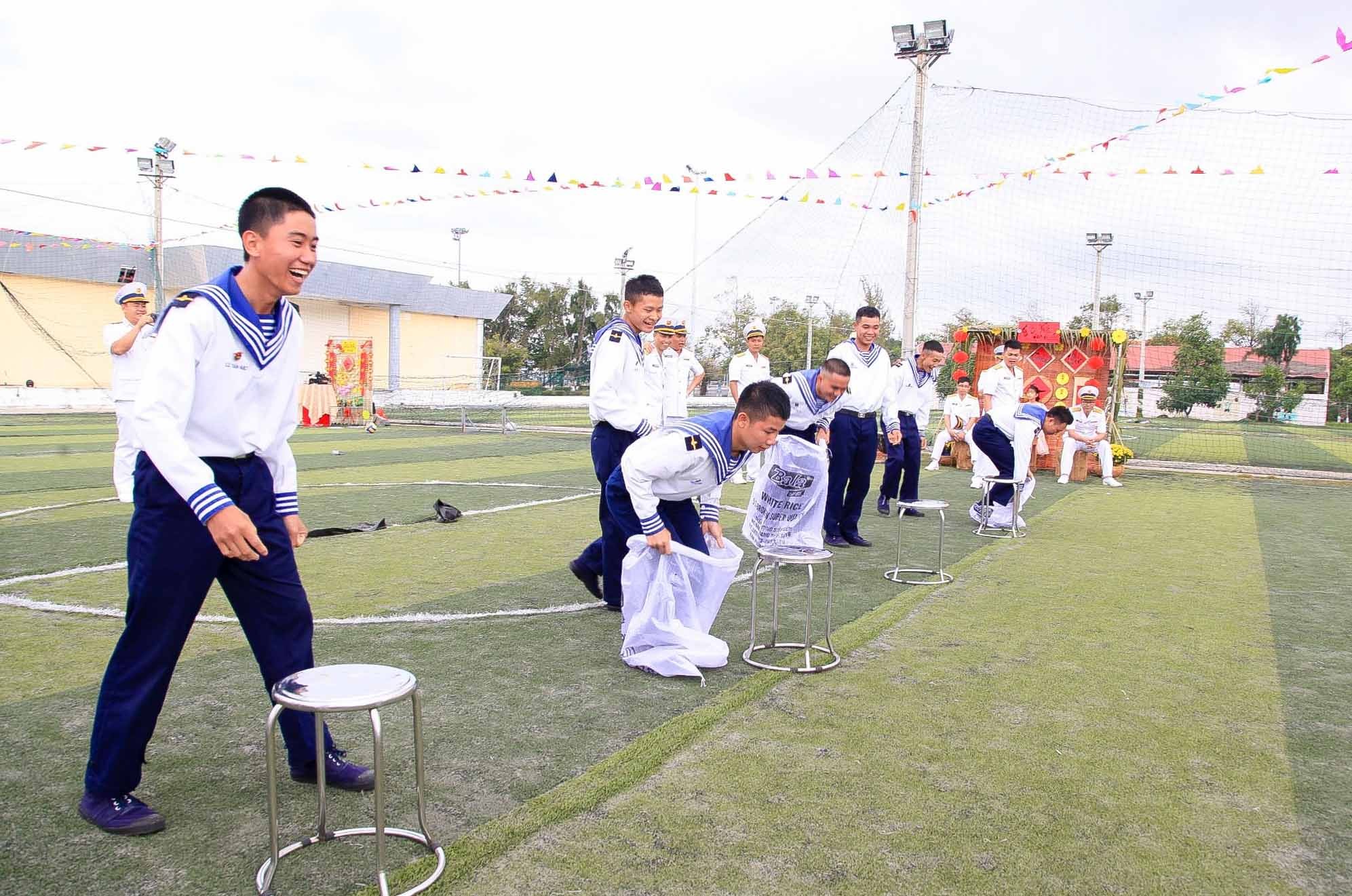 Các chiến sĩ hải quân chào cờ đầu năm, đua xuồng, nhảy bao bố… đón Xuân Giáp Thìn