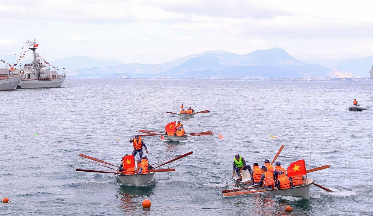 Các chiến sĩ hải quân chào cờ đầu năm, đua xuồng, nhảy bao bố… đón Xuân Giáp Thìn