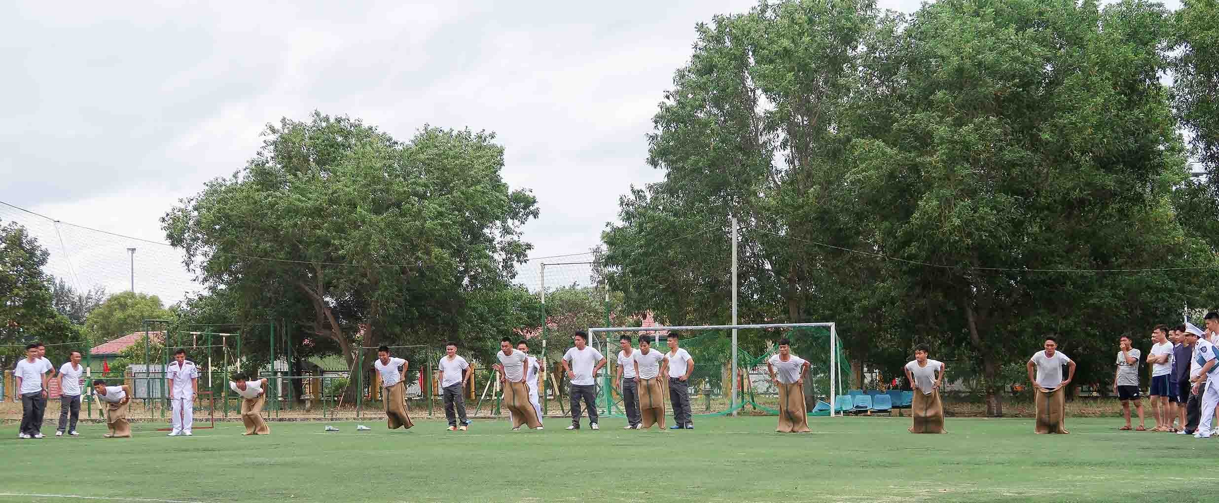 Các chiến sĩ hải quân chào cờ đầu năm, đua xuồng, nhảy bao bố… đón Xuân Giáp Thìn