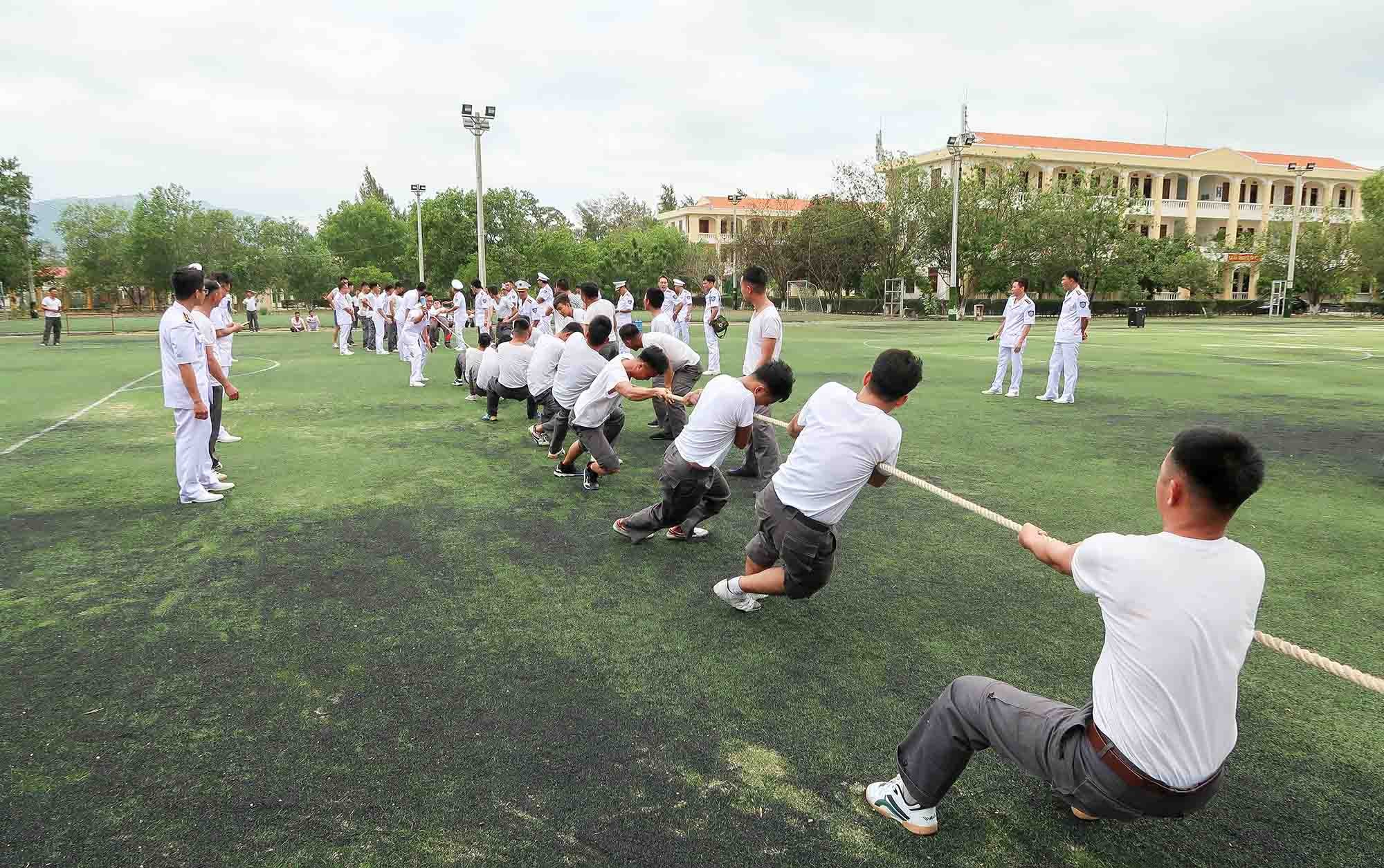 Các chiến sĩ hải quân chào cờ đầu năm, đua xuồng, nhảy bao bố… đón Xuân Giáp Thìn