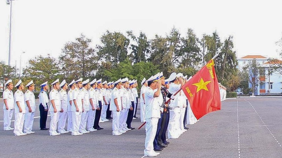 Các chiến sĩ hải quân chào cờ đầu năm, đua xuồng, nhảy bao bố… đón Xuân Giáp Thìn