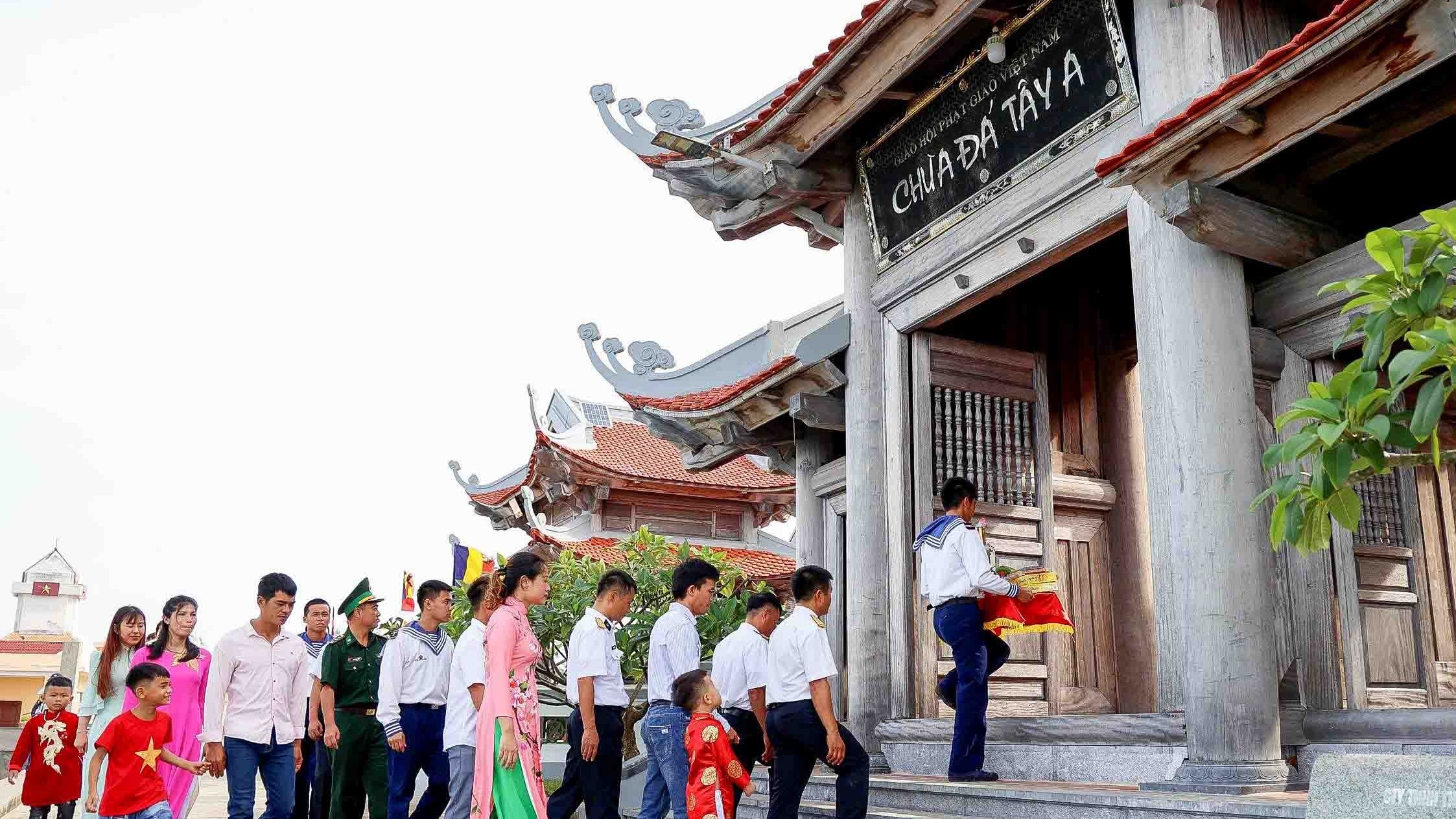 Cùng quân và dân quần đảo Trường Sa đi chùa, chơi trò chơi dân gian dịp đầu Năm mới