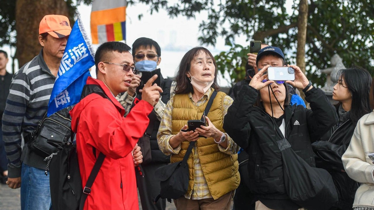 Người dân Hà Nội nô nức đi lễ đầu năm mới