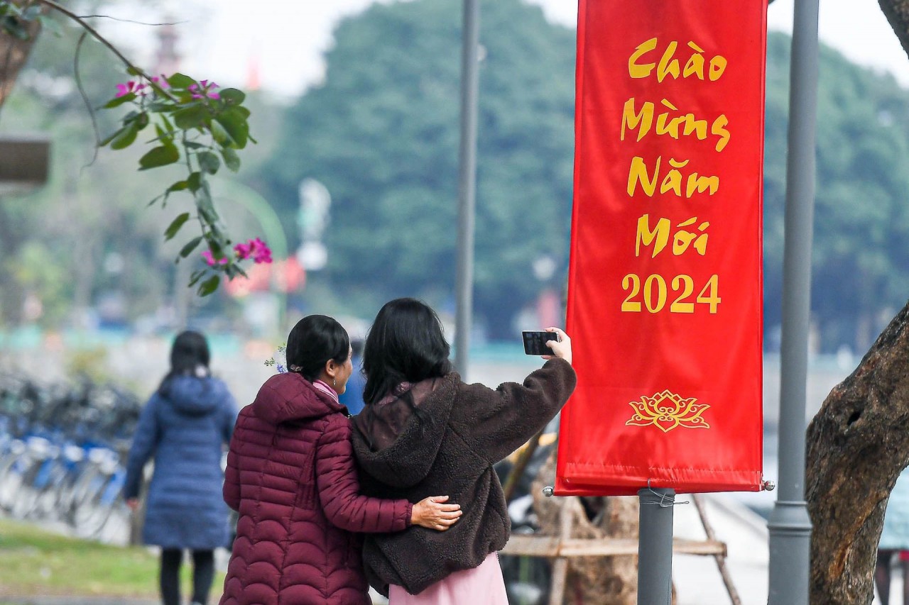 Người dân Hà Nội nô nức đi lễ đầu năm mới