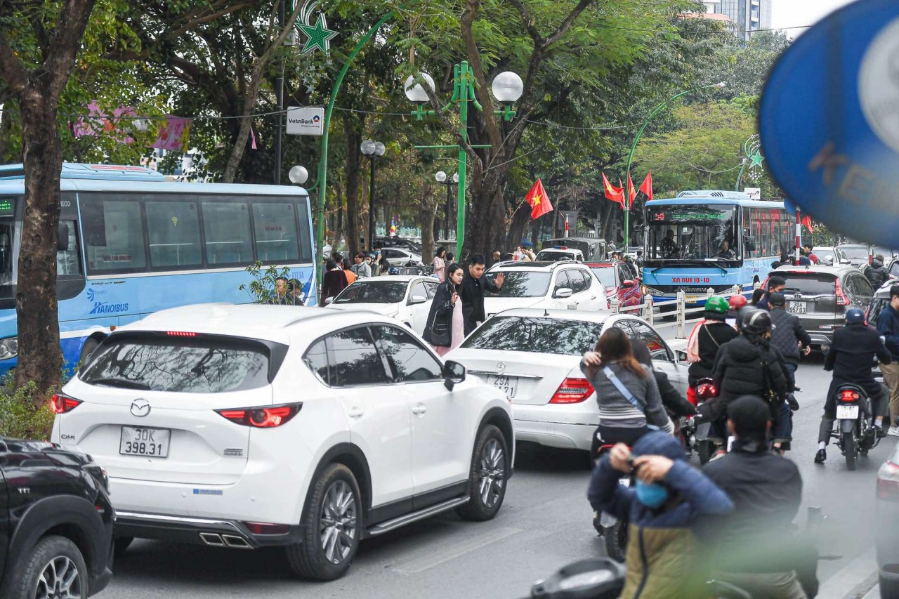 Người dân Hà Nội nô nức đi lễ đầu năm mới