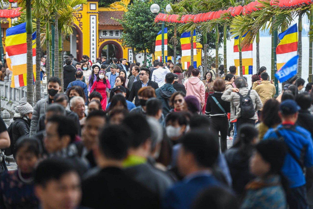 Người dân Hà Nội nô nức đi lễ đầu năm mới