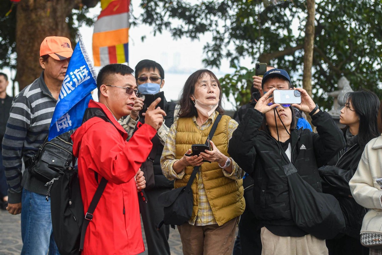 Người dân Hà Nội nô nức đi lễ đầu năm mới