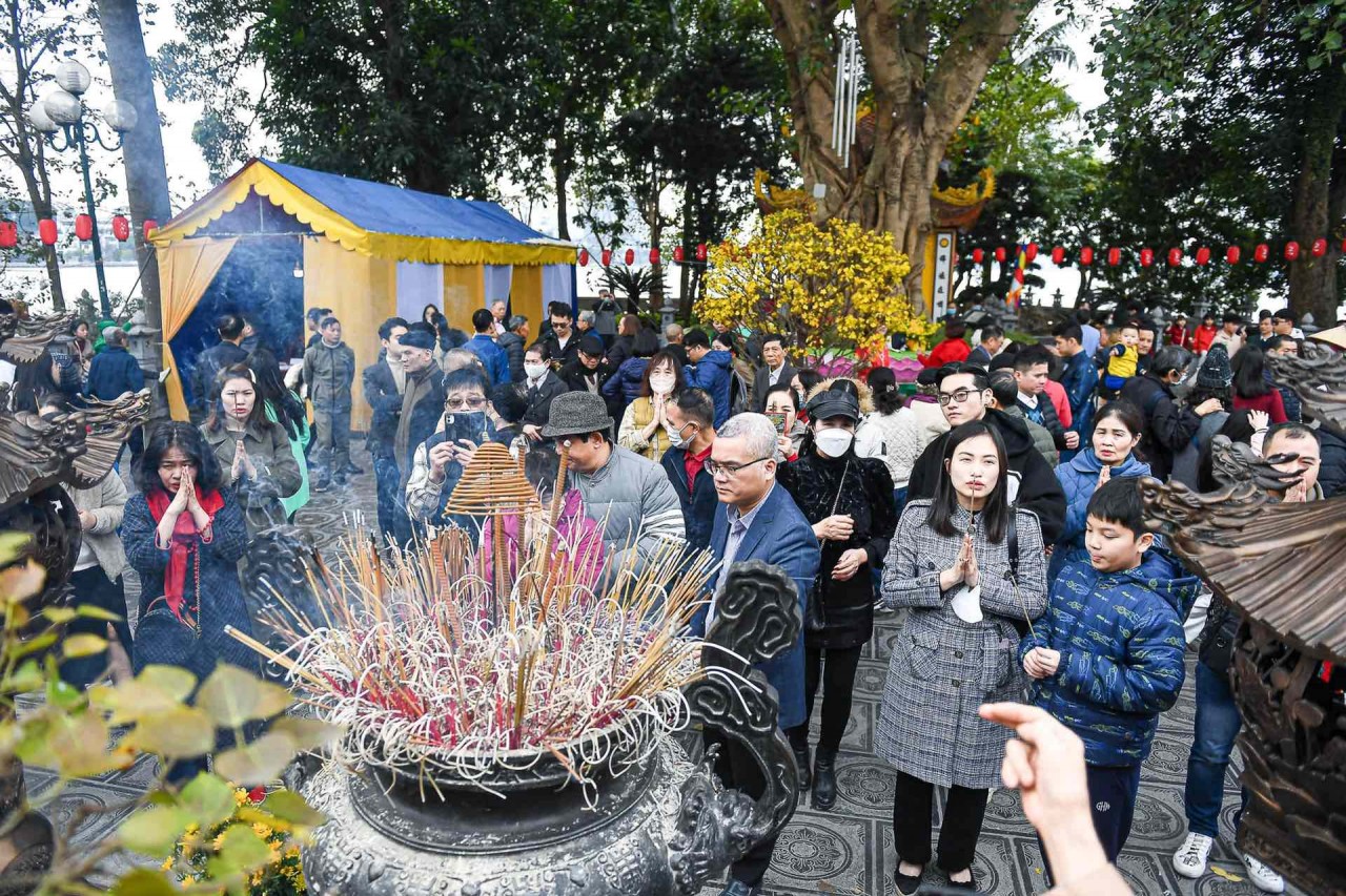 Người dân Hà Nội nô nức đi lễ đầu năm mới