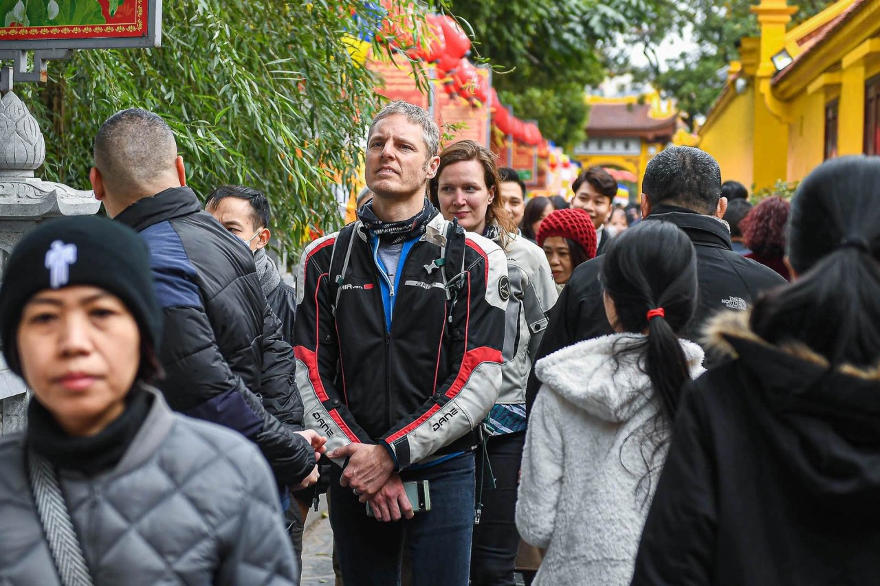 Người dân Hà Nội nô nức đi lễ đầu năm mới