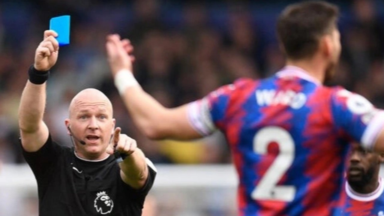 Cựu trọng tài Premier League lên tiếng phản đối thẻ xanh