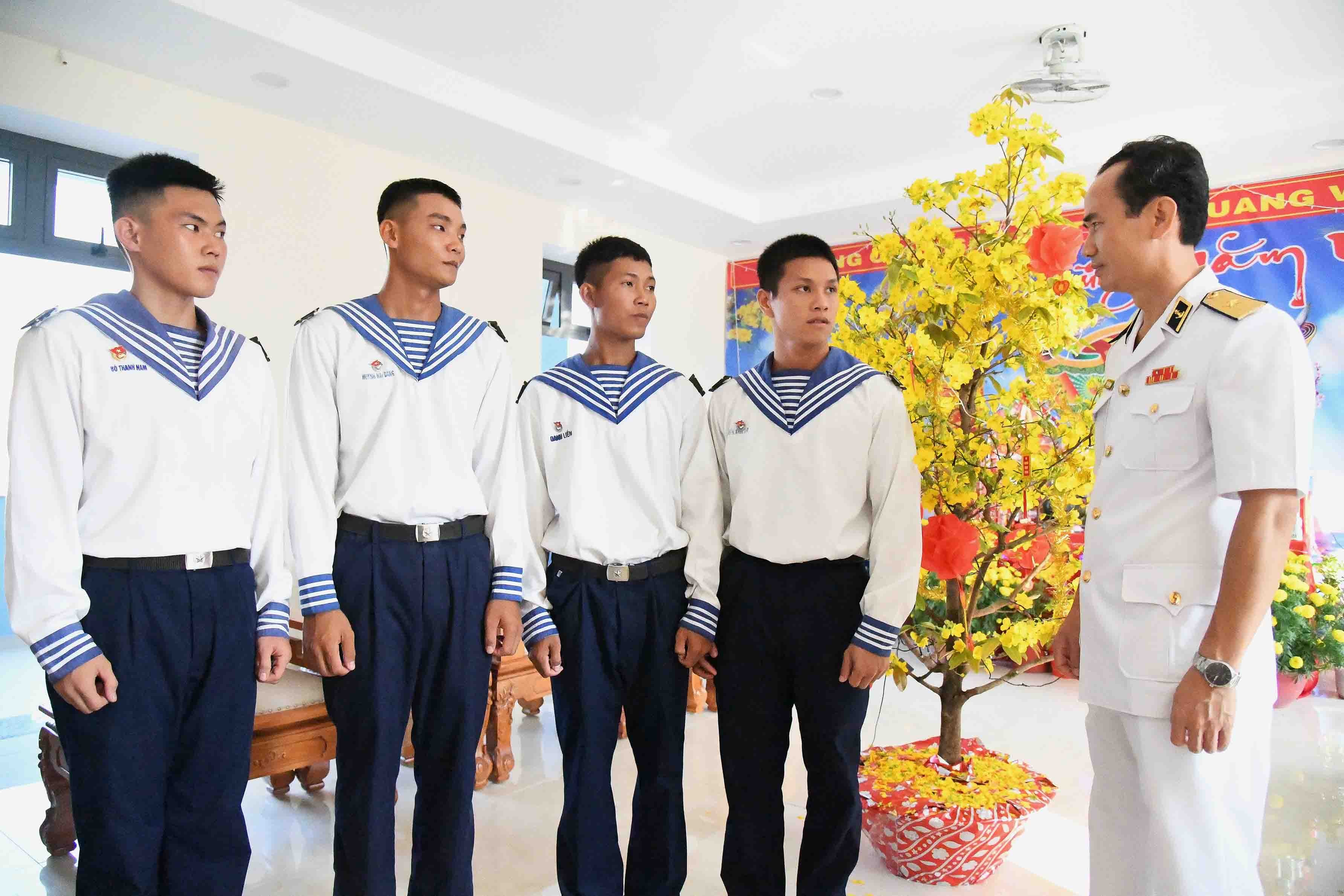 Chính ủy Vùng 5 Hải quân thăm, chúc Tết các đơn vị Chính ủy Vùng 5 Hải quân thăm, chúc Tết các đơn vị