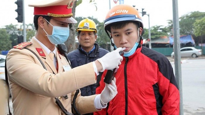 Hành vi uống rượu bia lái xe, nhất là trong dịp Tết sẽ đối diện nguy cơ bị phạt đến 40 triệu đồng và tước Giấy phép lái xe 2 năm. (Nguồn: Báo Giao thông