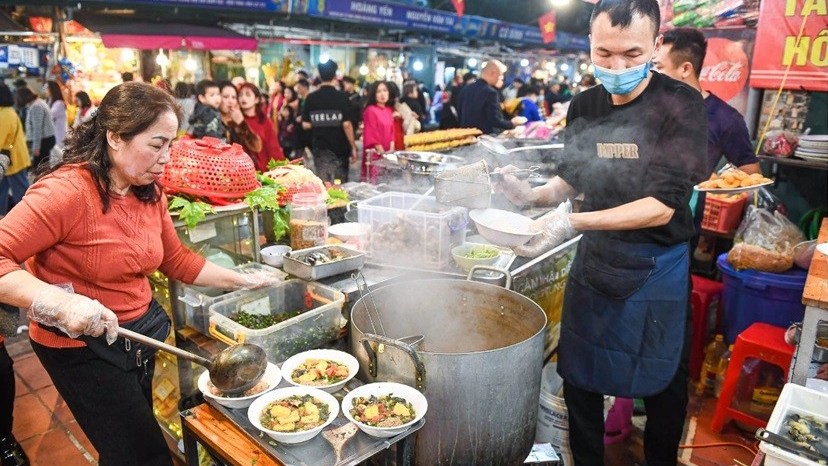 Ngán bánh chưng, giò chả, dân Hà Nội đổ xô đi ăn bún ốc, bánh tôm Hồ Tây