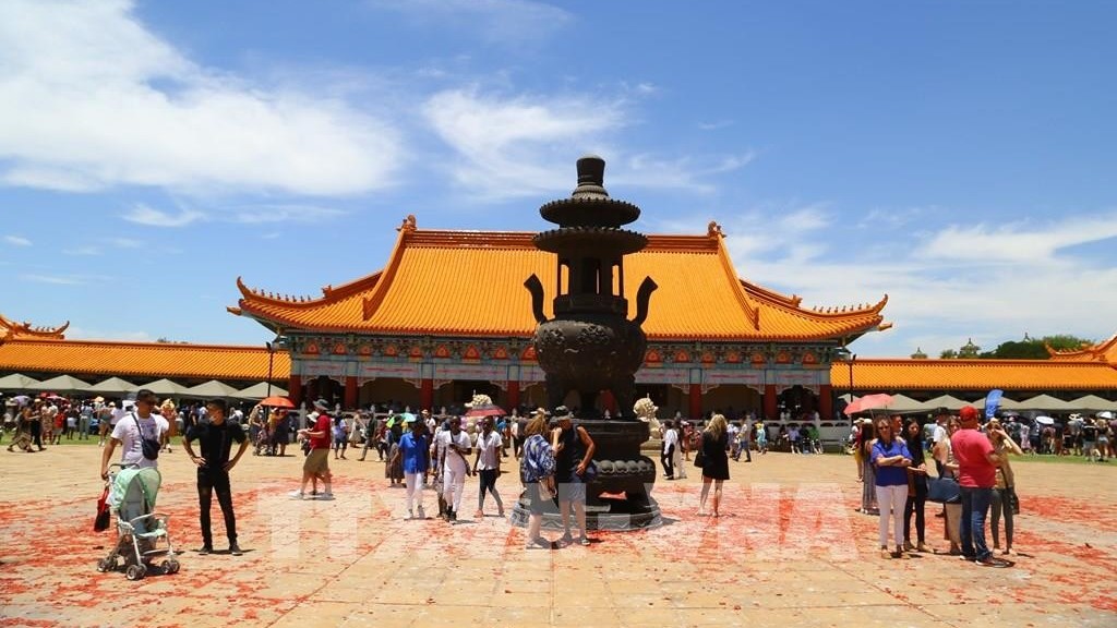 Người Nam Phi ấn tượng không khí đón năm mới âm lịch tại ngôi chùa Phật giáo lớn nhất châu Phi