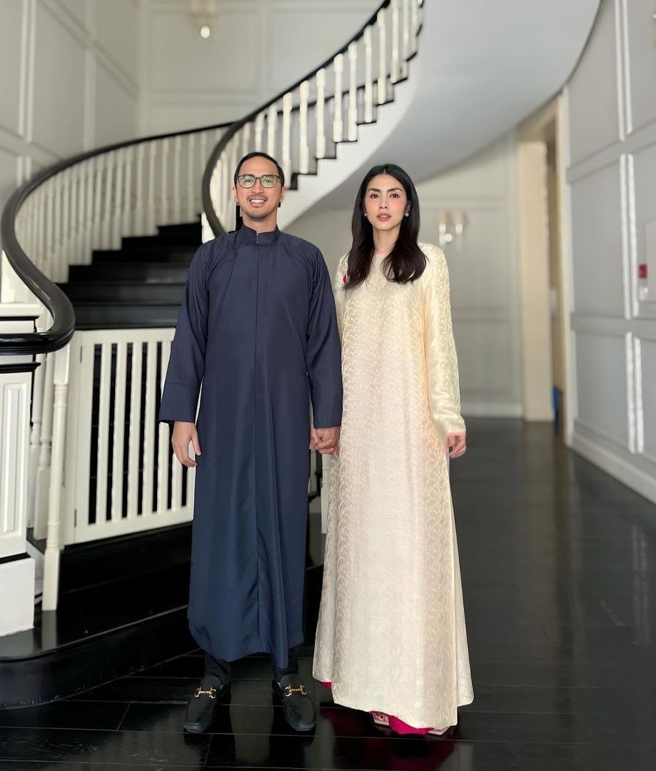 áo này cho những ngày cận Tết và ngày đầu tiên của năm mới. Sáng mùng 1 Tết năm nay, người đẹp cùng chồng diện kiểu áo này với tông màu đối lập. Ảnh: Instagram 