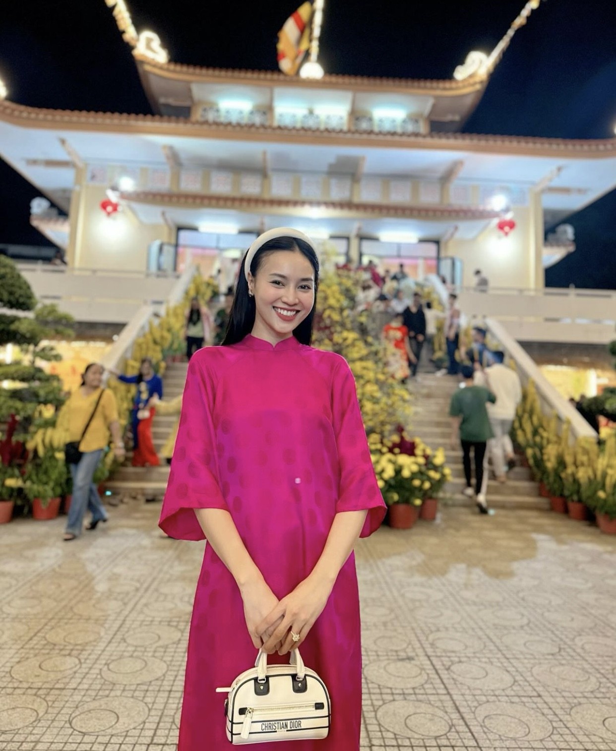 Ninh Dương Lan Ngọc đi chùa đầu năm mới với áo dài hồng tay lửng, vải lụa sang trọng và thoải mái. 