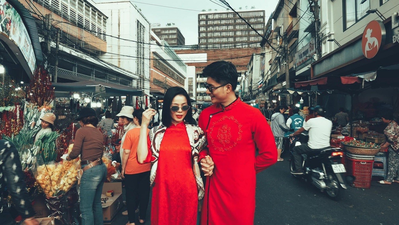 Lệ Quyên đăng ảnh du xuân cùng Lâm Bảo Châu tại Đà Lạt. Nữ ca sĩ mặc áo dài đỏ cầu may mắn trong những ngày đầu năm Giáp Thìn. 